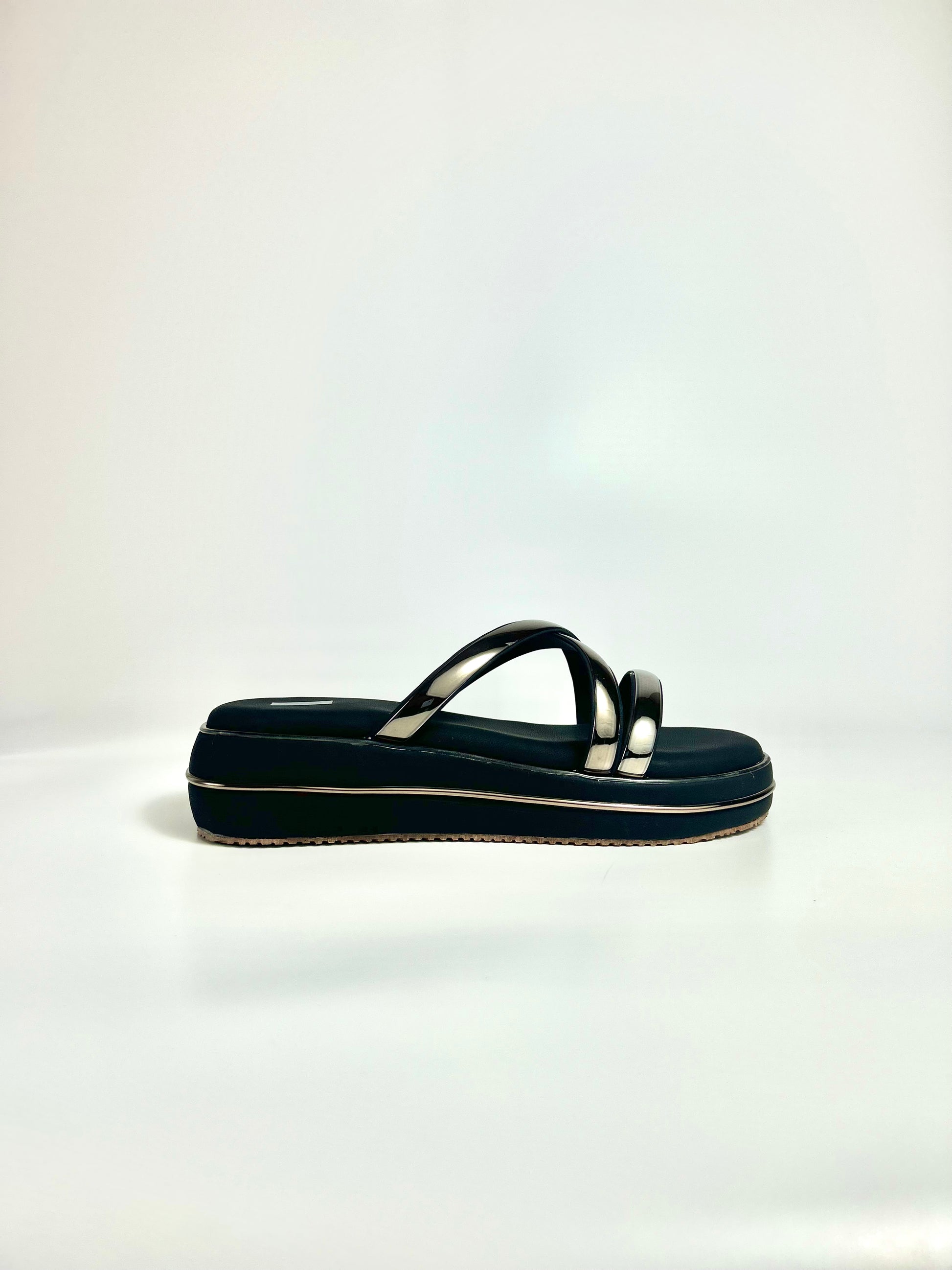 The Soft Rise – Black Flatform Slip-On