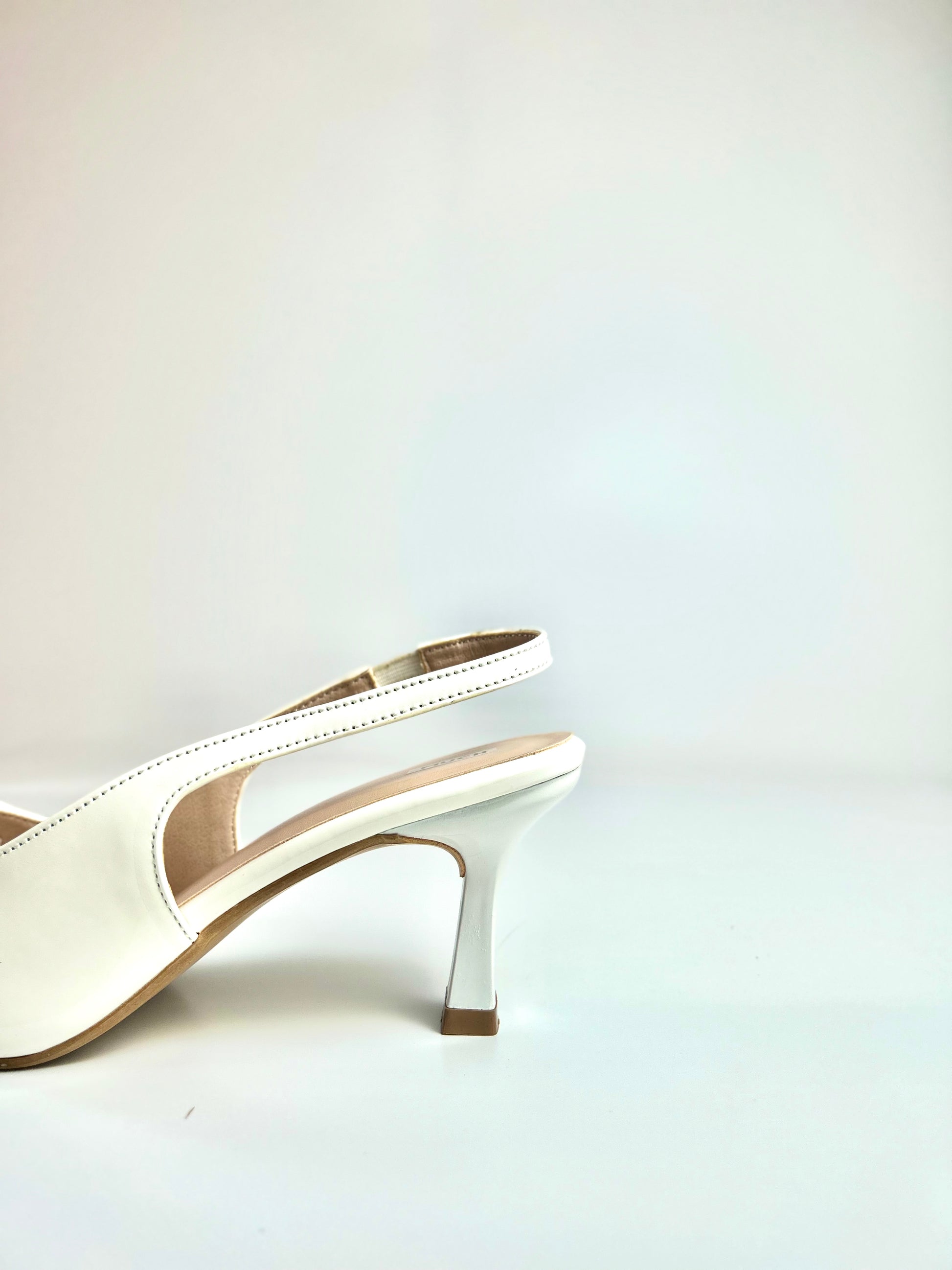 The Neutral Note – White Mules
